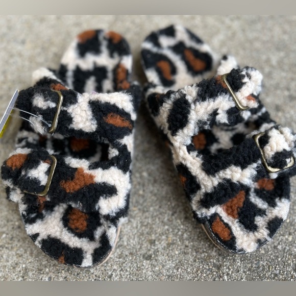 Fuzzy Leopard Print Comfy Indoor Outdoor Sandals Slippers 2 Buckle Comfy ❤️ NWT - Picture 4 of 7
